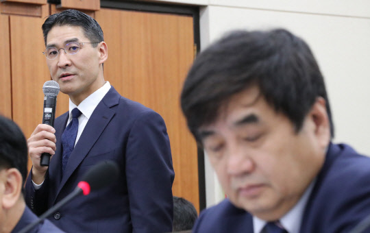 지난 4일 국회에서 열린 방송통신위원회 국정감사에서 존리 구글코리아 대표(왼쪽)가 의원 질의에 답변하고 있다. 연합뉴스